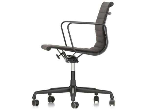 2_z2512027_Aluminium Chair EA 117_master.jpg