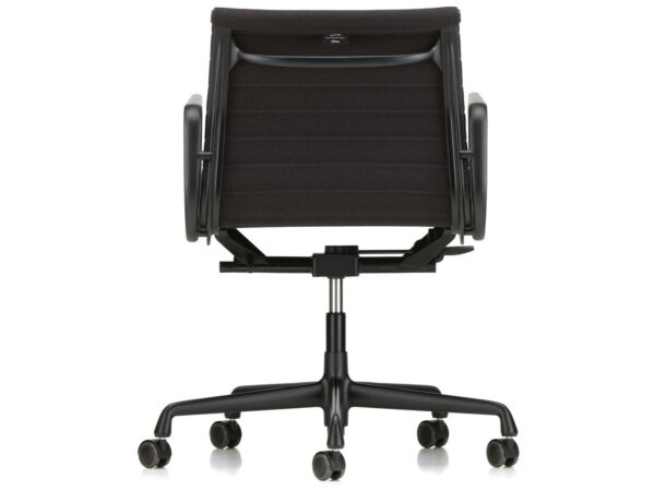 2_z2512016_Aluminium Chair EA 117_master.jpg