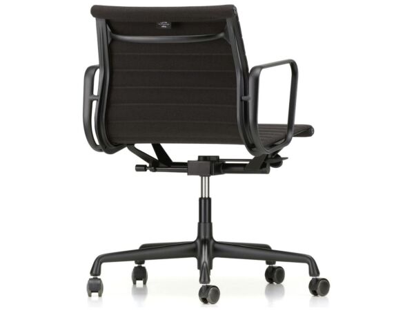 2_z2512017_Aluminium Chair EA 117_master.jpg