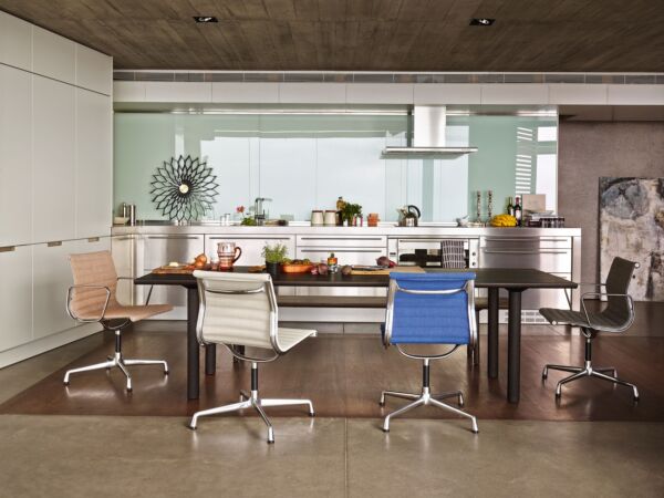 5_462200_Aluminium Chair EA 101 - 104_Wood Table_master.jpg