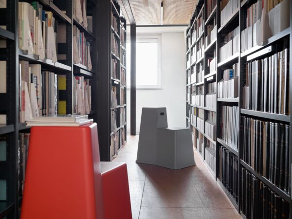 5_2181009_Vitra_Stool-Tool_Konstantin_Grcic_library_02_master.jpg