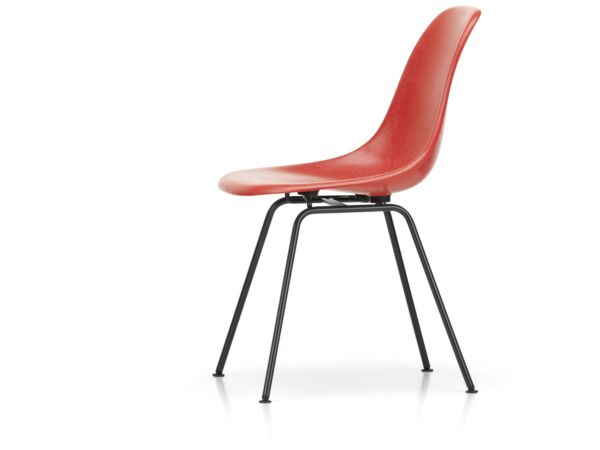 2_3028868_Eames Fiberglass Side Chair DSX - 09 classic red - 30 basic dark powder-coated - left_FS_master.jpg