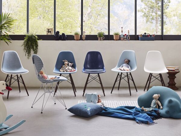 5_2794287_Eames Fiberglass Side Chair DSW Eames Plastic Side Chair DSW Eames Wire Shell DKR Resting Animal_master.jpg