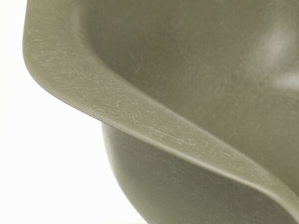 2_z3145299_Eames Fiberglass Chair_master.jpg