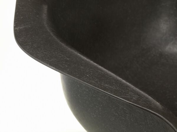 2_z3145302_Eames Fiberglass Chair_master.jpg
