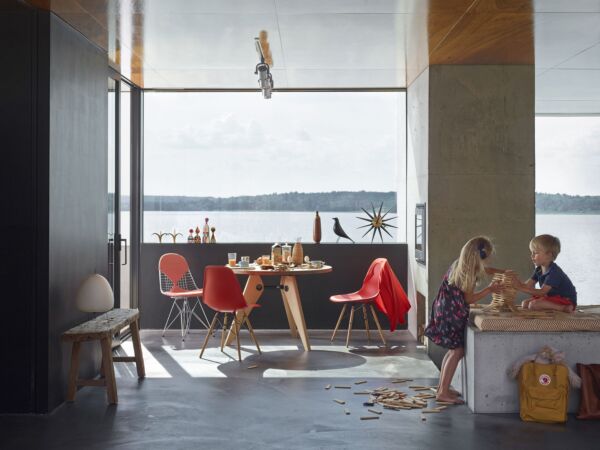 5_829722_Eames Plastic Chair DSW_Wire Chair DKR-2_Guéridon_master.jpg