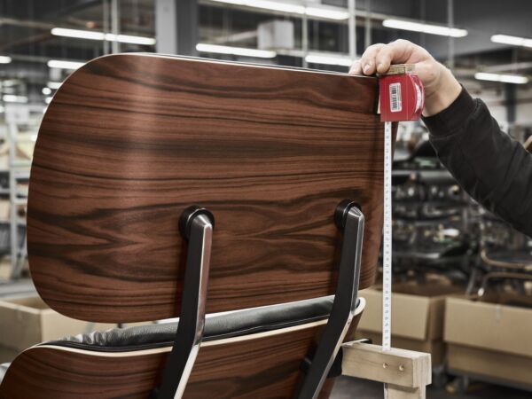 5_1752512_Lounge Chair Production_master.jpg