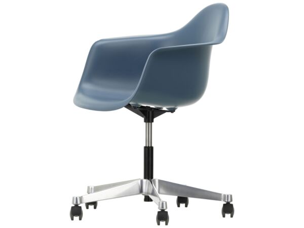 2_2816995_Eames Plastic Armchair PACC - 83 sea blue - 01 chrome - left_master.jpg