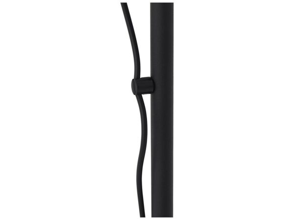 2_zPost_floor_lamp_black_wall_Muutob_5000x5000_hi_res.jpg