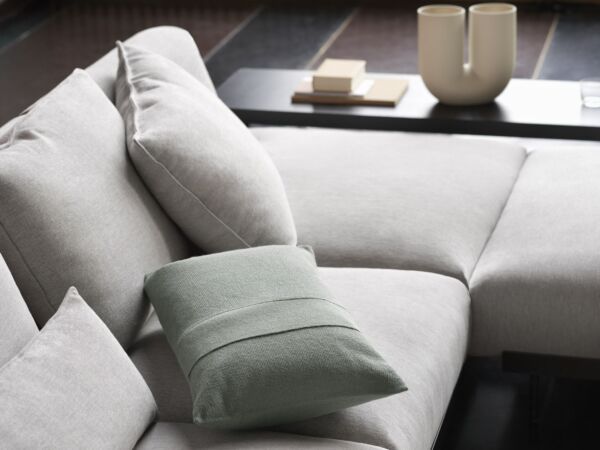 5_In_situ_sofa_clay_12_layer_sage_green_kink_vase_muuto_org.jpg