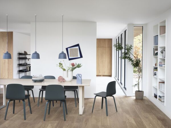 5_sand-visu-chair-wood-dark-green-grain-pendant-platform-tray-muuto-org.jpg