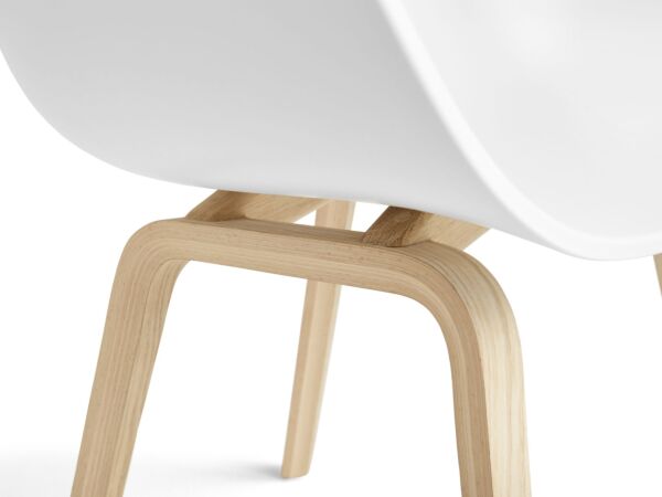 2_zAAC 22 white shell_matt lacquer oak_detail.jpg