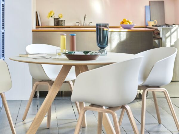 5_AAC 22 white shell matt lacquer oak_CPH 20 white tabletop matt lacqer oak_Bottoms Up Vase navy blue.jpg