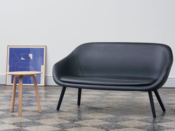 5_AAL Sofa Silk SIL0842 black base_Bella Coffee Table matt lacquer.jpg