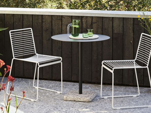 5_Hee Dining Chair white_Terrazzo Table Round anthracite tabletop grey base_Jug L green.jpg