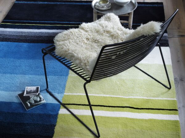 5_Hee Lounge Chair black_Colour Carpet 01.jpg