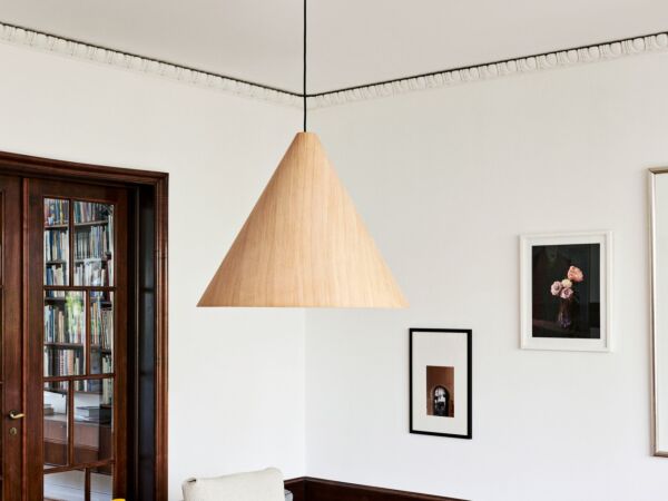 5_30 Degrees Pendant XL oak matt lacquer_Cord Set black_Mags 9 Cushion.jpg