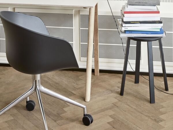 5_AAC 24 black shell alu base_CPH 90 Desk off white lino matt lacquer oak_Revolver Stool black.jpg