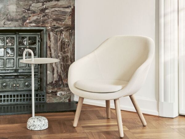 5_AAL 82 Lounge matt lacquered oak Olavi by HAY 01_Bowler cream white_Colour Vase.jpg