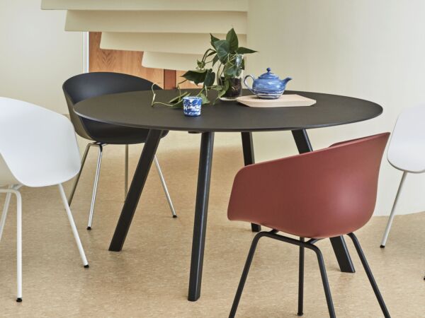 5_CPH 25 Round Table oak black_AAC 26 soft black shell chrome base_AAC 26 white shell white base_AAC 26 brick shell black base.jpg