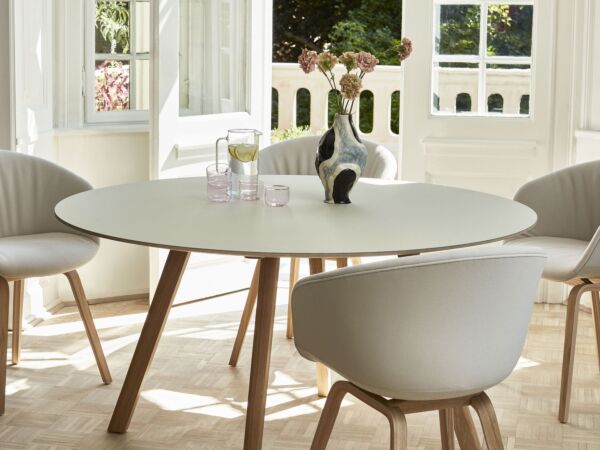 5_CPH 25 off white lino oak base_AAC 23 Soft Steelcut 220 oak base_Jessica Hans Vase Glossy Cow.jpg