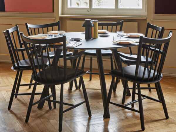 5_J42 black_J42 Seat Cushion Silk SIL0842_CPH 25 black lino tabletop black frame_PC Portable black.jpg