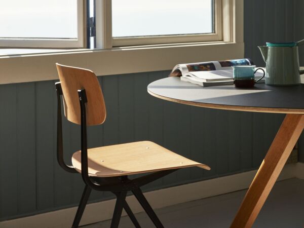 5_Result Chair oak seat black frame_CPH 25 black lino oak base_Coffee M mint_Borosilicate Cup aqua.jpg