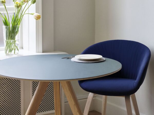 5_AAC 23 Soft Remix 773 matt lacquer oak base_CPH 25 green tabletop matt lacquer oak base_Bubble Vase clear.jpg