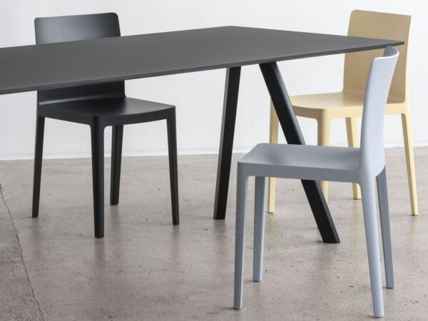 5_Elementaire Chair_CPH 30 Table black.jpg