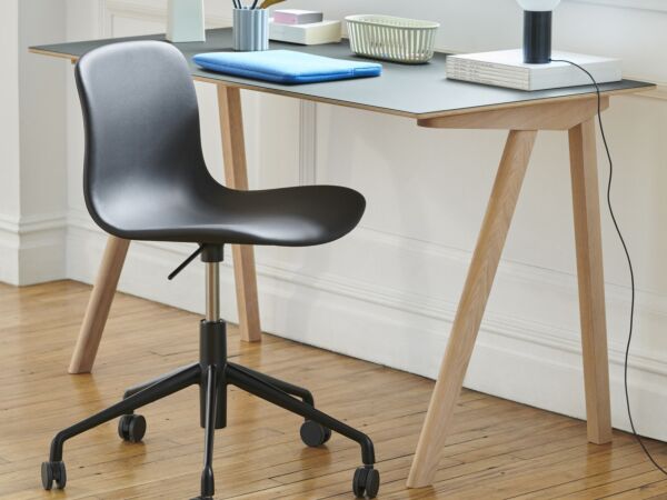 5_AAC 51 California CA5001 black_black base_CPH 90 Desk grey lino_Hue Lap Top Cover blue.jpg