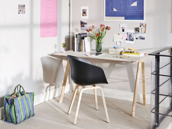 5_CPH 90 desk off white linoleum_AAC 22 black shell matt lacquer oak base_Colour Vase.jpg