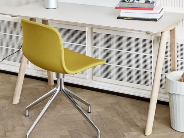 5_CPH 90 Desk off white linoleum_AAC 11 uph Steelcut Trio 446 alu swivel base_PC Table Lamp aluminium.jpg