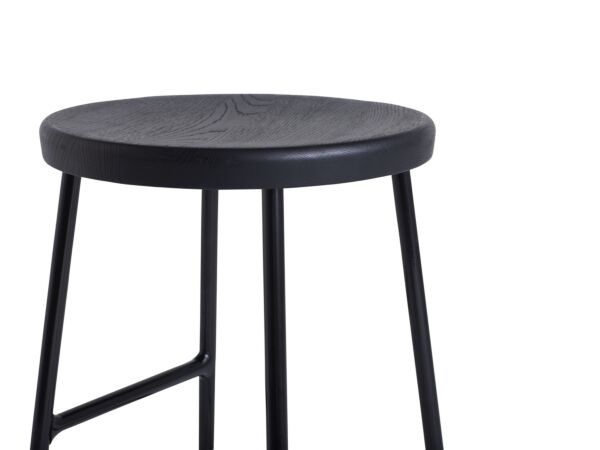2_z9303011009000_Cornet Bar Stool H65 solid oak black seat_black steel base_Detail 01.jpg