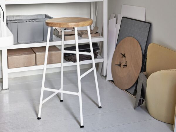 5_Cornet Bar Stool H75 oiled oak seat white base.jpg