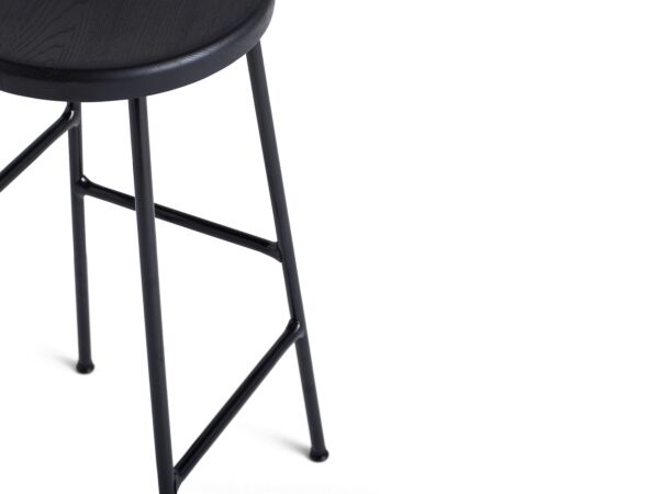 2_z9303011009000_Cornet Bar Stool H65 solid oak black seat_black steel base_Detail 02.jpg