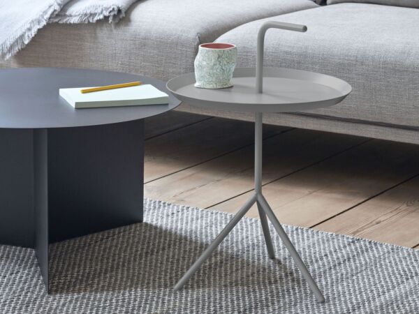 5_Silhouette Sofa Ruskin 33_DLM grey_Mono Blanket sky blue_Slit Table Round black_Moire Kelim.jpg