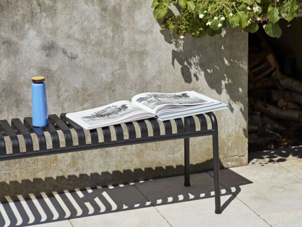 5_Palissade Bench anthracite_Sowden Bottle blue.jpg