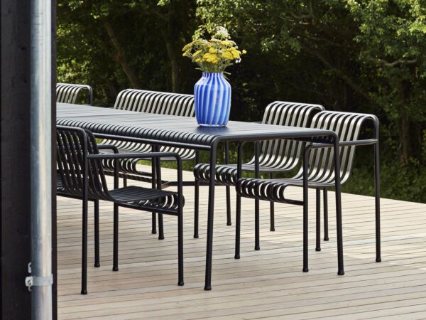 5_Palissade Table anthracite_Palissade Dining Armchair anthracite_Juice Vase high blue.jpg