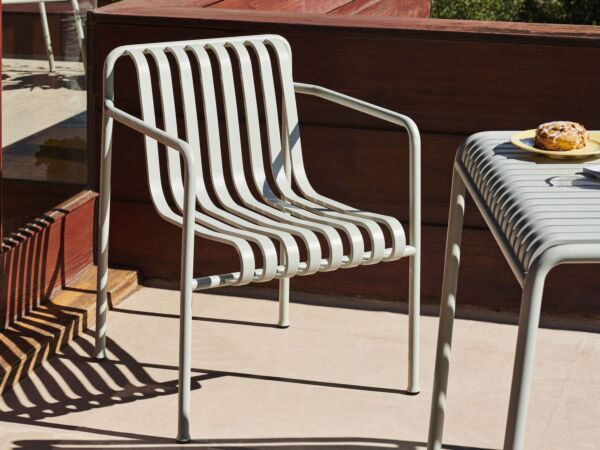 5_Palissade Dining Armchair sky grey_Palissade Table sky grey_Rainbow Plate warm yellow.jpg