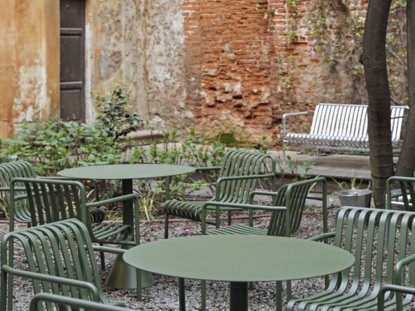 5_Palissade Dining Armchair olive_Palissade Cone Table olive_Palissade Bench hot galvanised.jpg