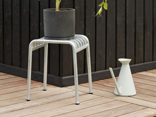 5_Plant Pot With Saucer XXL black_Watering Can light grey_Palissade Stool Hot Galvanised.jpg