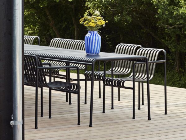 5_Palissade Table anthracite_Palissade Dining Armchair anthracite_Juice Vase high blue.jpg