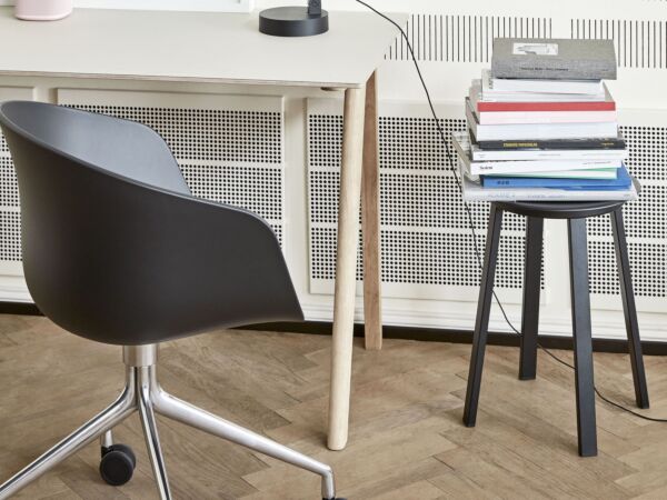 5_AAC 24 black shell alu base_CPH 90 Desk off white lino matt lacquer oak_Revolver Stool black.jpg