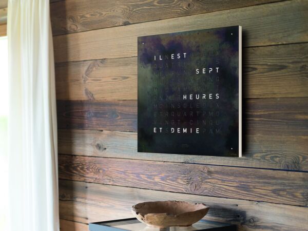 5_QLOCKTWO_CLASSIC_CE_RAW_IRON_Ambient_FR_A4_print.jpg
