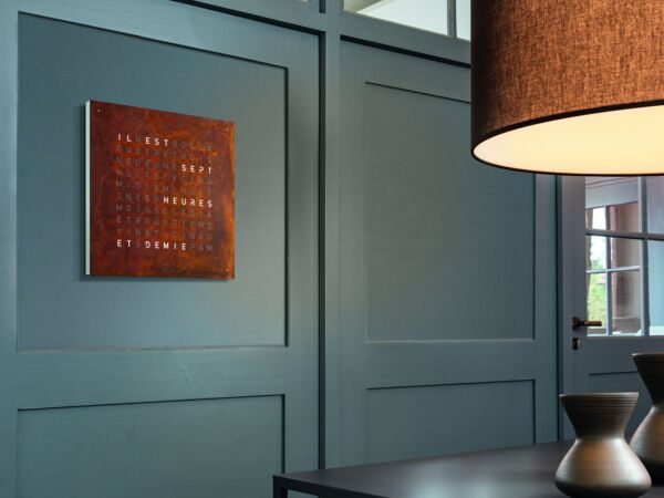 5_QLOCKTWO_CLASSIC_CE_RUST_Ambient_Office_FR_A4_print.jpg