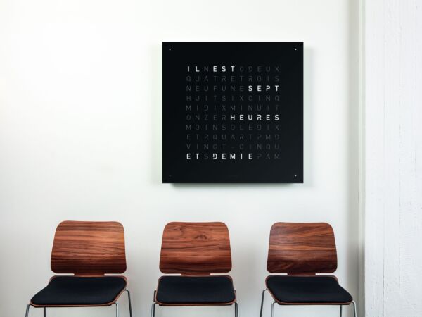 5_QLOCKTWO_LARGE_BLACK_PEPPER_Ambient_FR_A4_print.jpg