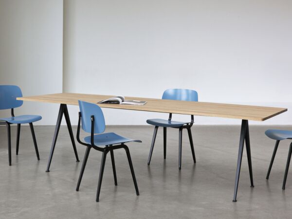 5_revolt_azure_seat_and_back_black_powder_coated_steel_pyramid_table_02_matt_lacquer_oak_black_base.jpg