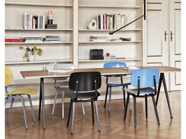 5_revolt_biscotti_seat_and_back_ocean_steel_revolt_azure_seat_and_back_black_steel_pyramid_table_02_matt_lacquer_oak_black_base.jpg