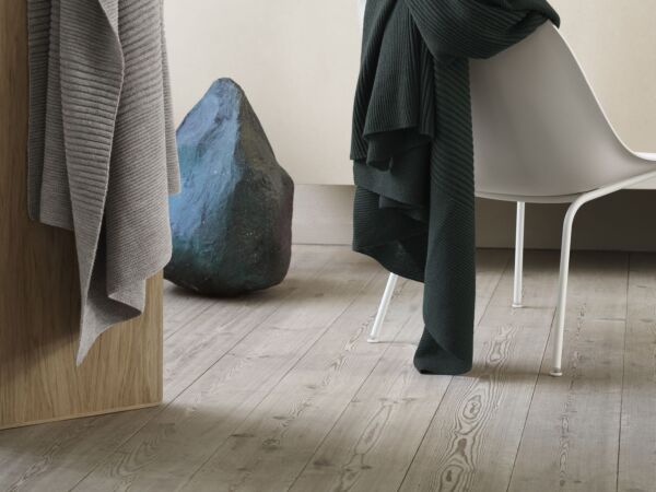 5_rhythm-throw-light-grey-dark-green-fiber-lounge-tube-base-muuto-org.jpg