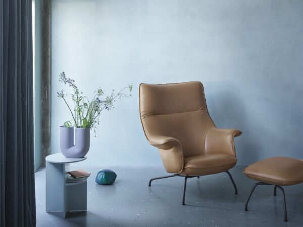 5_Doze-lounge-chair-ottoman-cognac-leather-anthracite-black-halves-side-table-sage-green-kink-vase-light-blue-muuto-med-res_(150).jpg